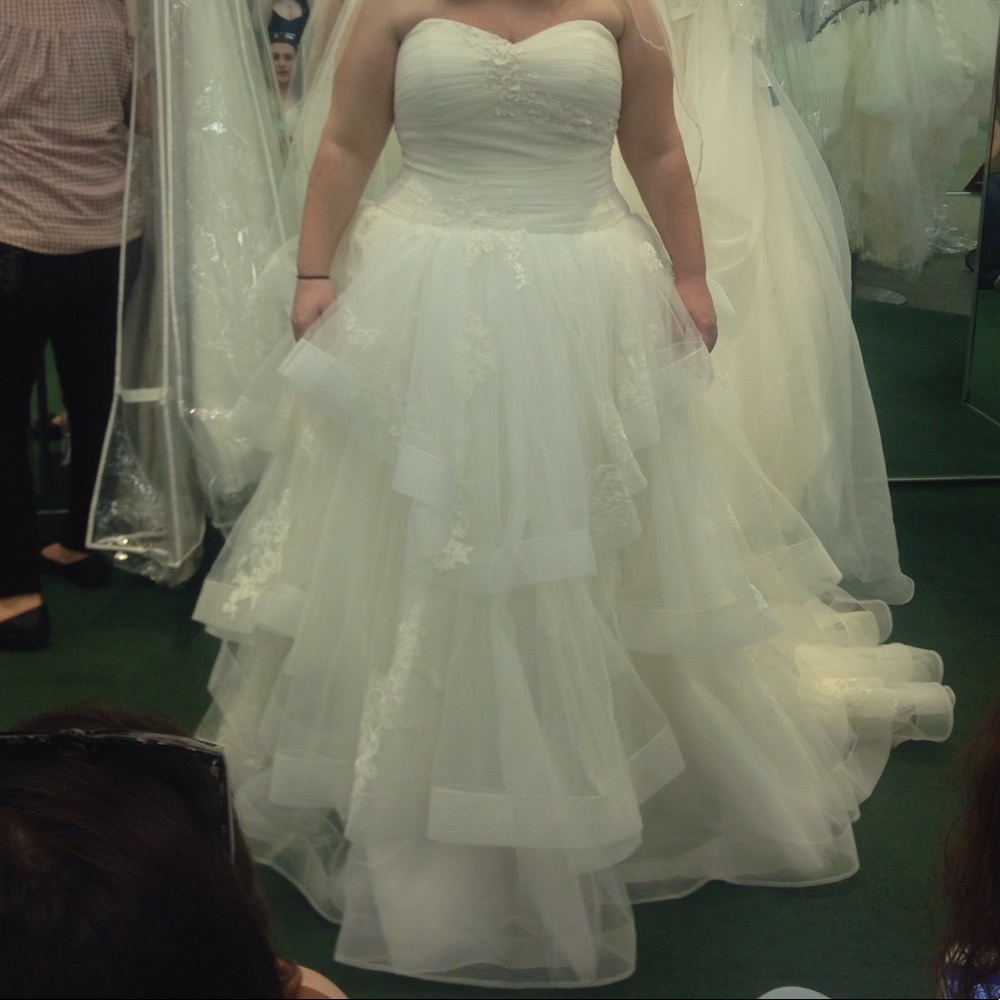 BRAND NEW Vera Wang Wedding dress NEVER WORN